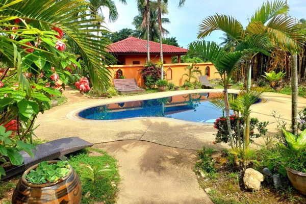 Cute resort with a big land plot in quite Maenam area – VIL0390